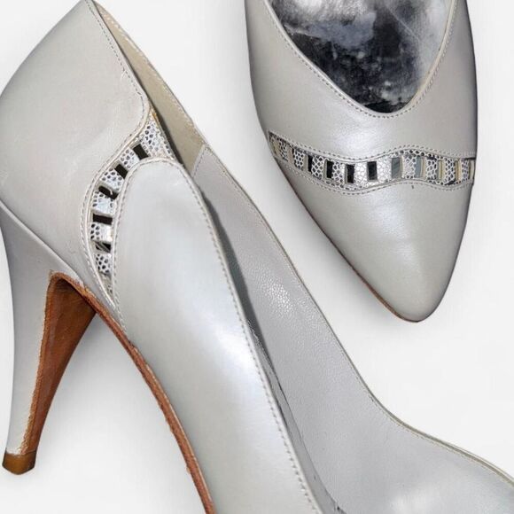 Vintage Stuart Weitzman White Heels with Silver Details - Perfect for Wedding! - Picture 7 of 9